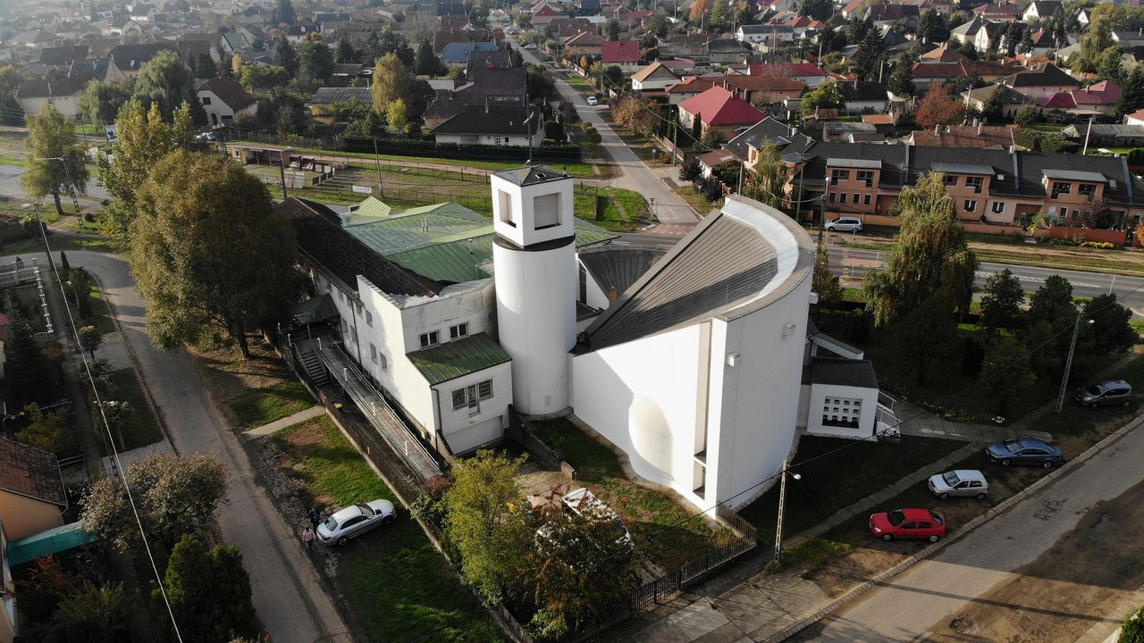 A templom és a lelkigyakorlatos ház madártávlatból